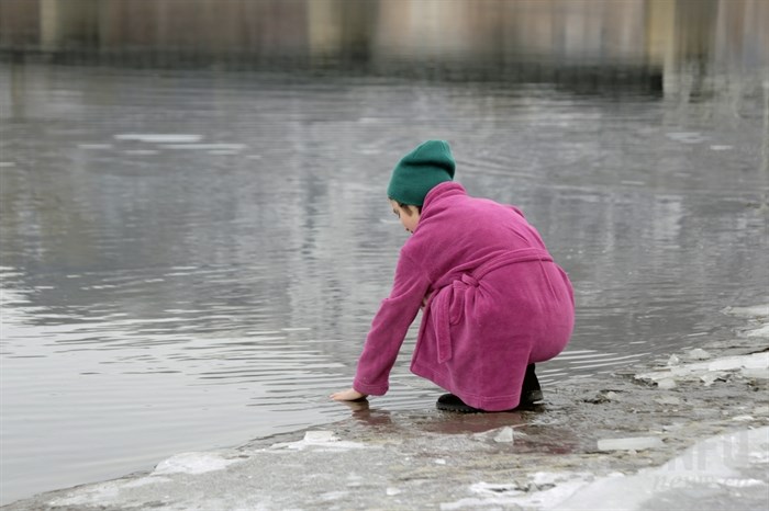 Testing the waters before the Kamloops Polar Bear Swim at Riverside Park, Thursday, Jan. 1, 2015.