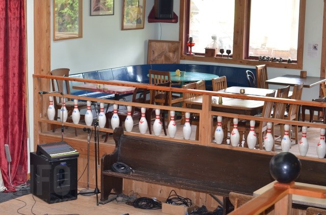 Lorenzo's Cafe features a 'Bowl Room Dance Floor' which is lower than the area where the audience sits. An open, upper chamber in the ceiling makes for top notch acoustics. 