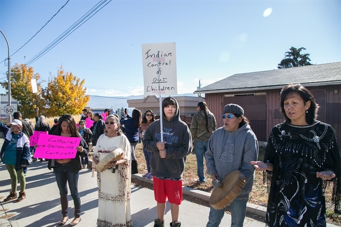 The Splatsin Band accuses the province of ignoring a child welfare bylaw introduced in 1980. 