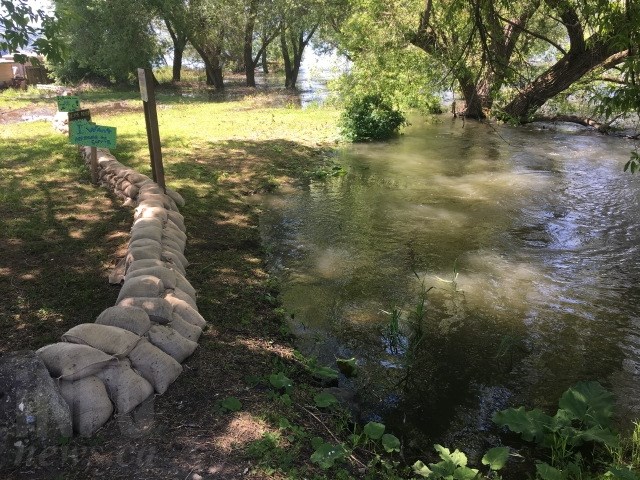 This city-owned lot sits between Vernon Creek and the Henderson home. 