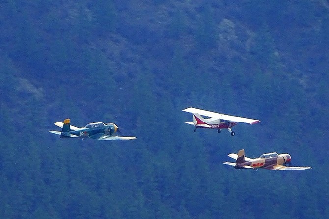 Formation flying near McIntyre Bluff north of Oliver.