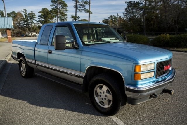 A photo of the vehicle similar to the one police say LaRiviere is driving; a blue 1994 GMC 1500 pickup with BC licence plate MY9880. The image is not of the actual pickup.