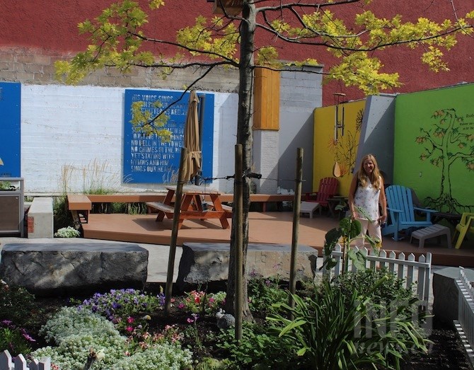 This courtyard adds some quiet and lots of colour. That's Menyes in the background.