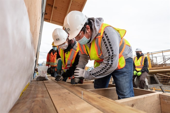 REnEW participants building garden shed 2020.