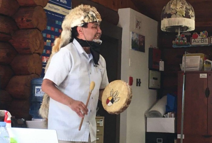 Kenthen Thomas, Secwepemc storyteller, leading students in a workshop.