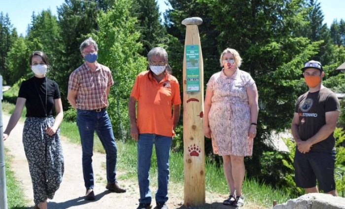 Libby Chisholm, Secwépemc Landmarks Project Coordinator; Phil McIntyre-Paul, Senior Consultant at the Shuswap
Trail Alliance; Tkwemiple7 Louis Thomas, Neskonlith Band; Jen Bellhouse, Executive Director of the Shuswap Trail Alliance; and
Sutra Brett, Technical Lead with the Shuswap Trail Alliance next to the first of 100 carved trailhead posts.